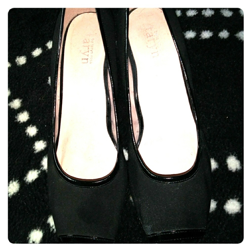 Taryn Rose open toe wedges 9.5